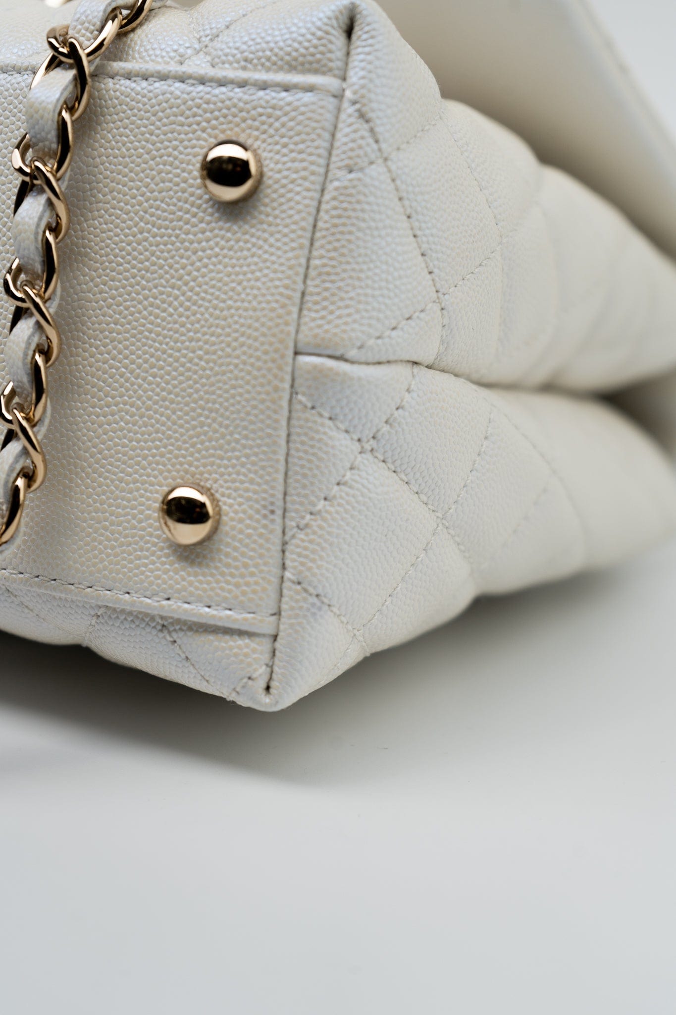 20K Iridescent White Caviar Quilted Coco Handle Medium Light Gold Hardware