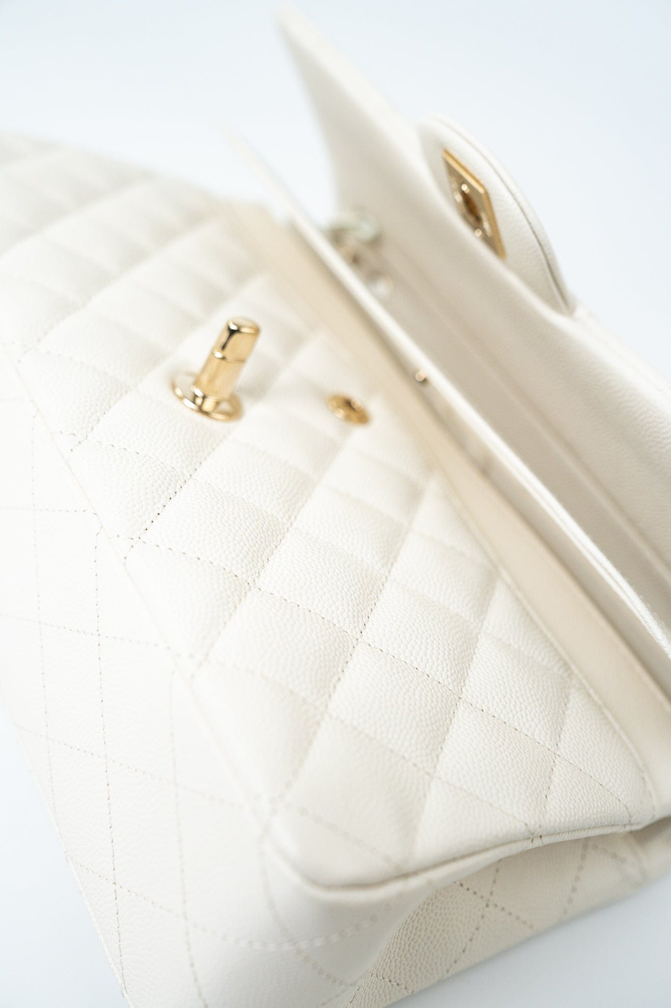 21A White/ Ivory Caviar Quilted Classic Flap Medium Light Gold Hardware