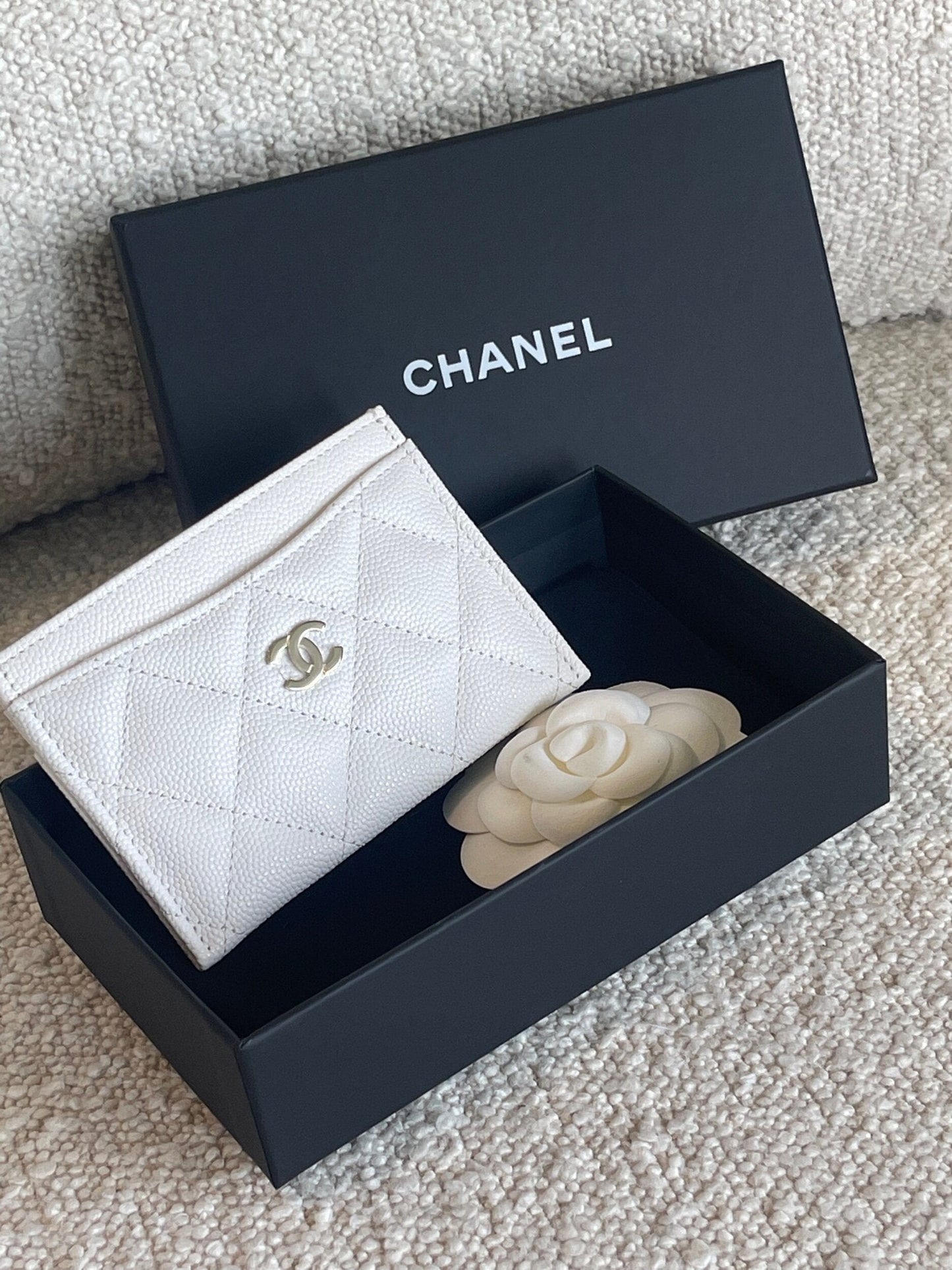 21B White Caviar Quilted Card Holder LGHW