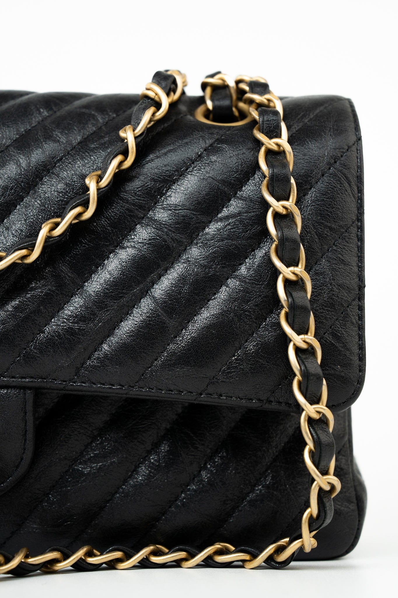 18B Metallic Black Crumpled Calfskin Chevron Classic Flap Medium Aged Gold Hardware