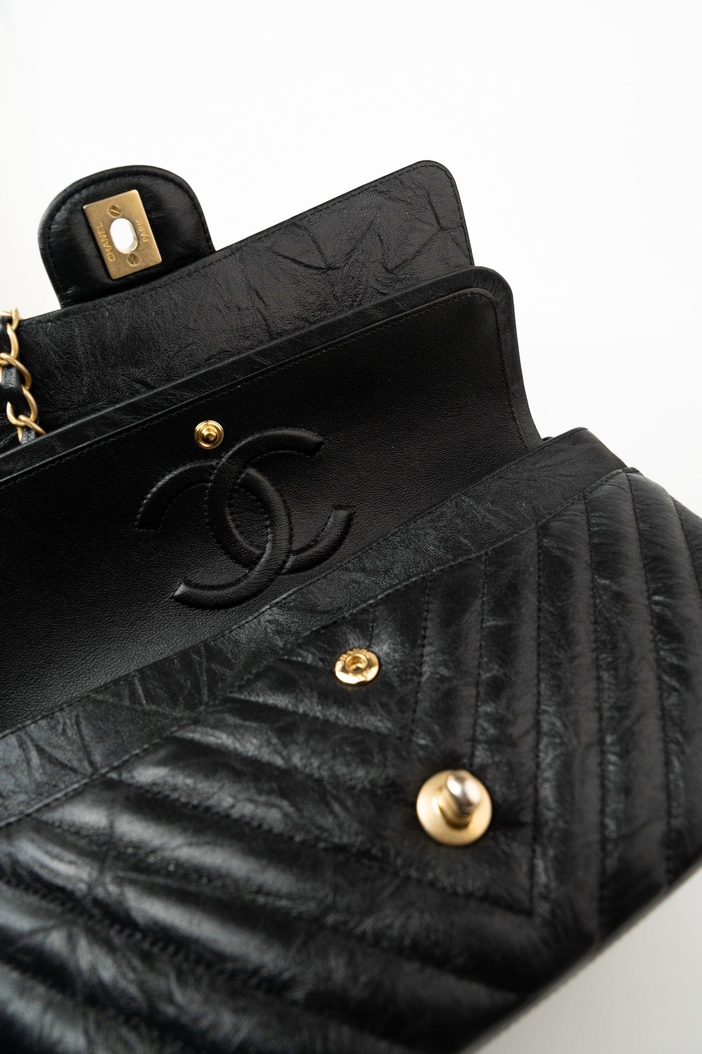 18B Metallic Black Crumpled Calfskin Chevron Classic Flap Medium Aged Gold Hardware