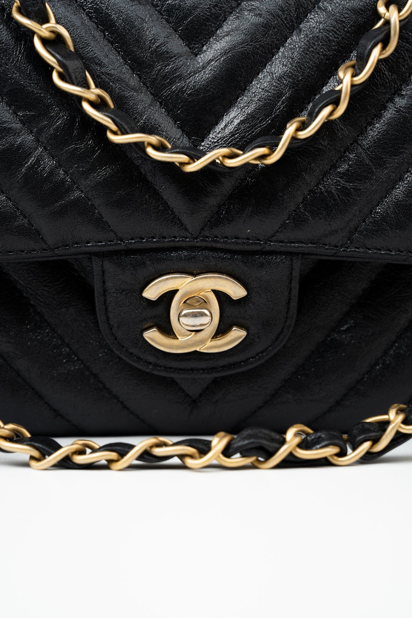 18B Metallic Black Crumpled Calfskin Chevron Classic Flap Medium Aged Gold Hardware