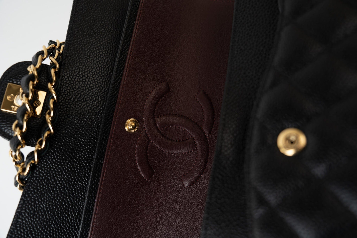 (Rev) Medium Black Caviar Quilted Classic Flap Gold Hardware