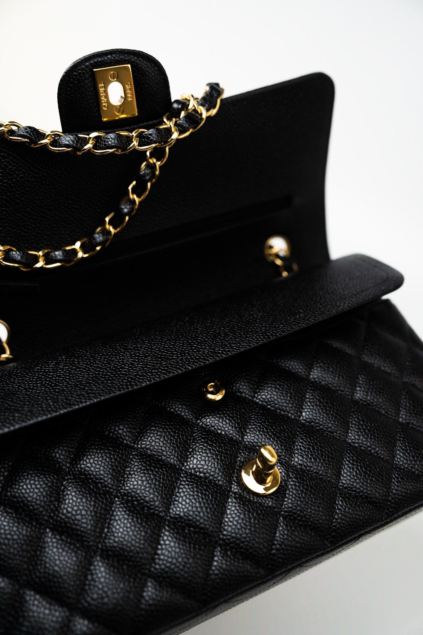 (Rev) Medium Black Caviar Quilted Classic Flap Gold Hardware
