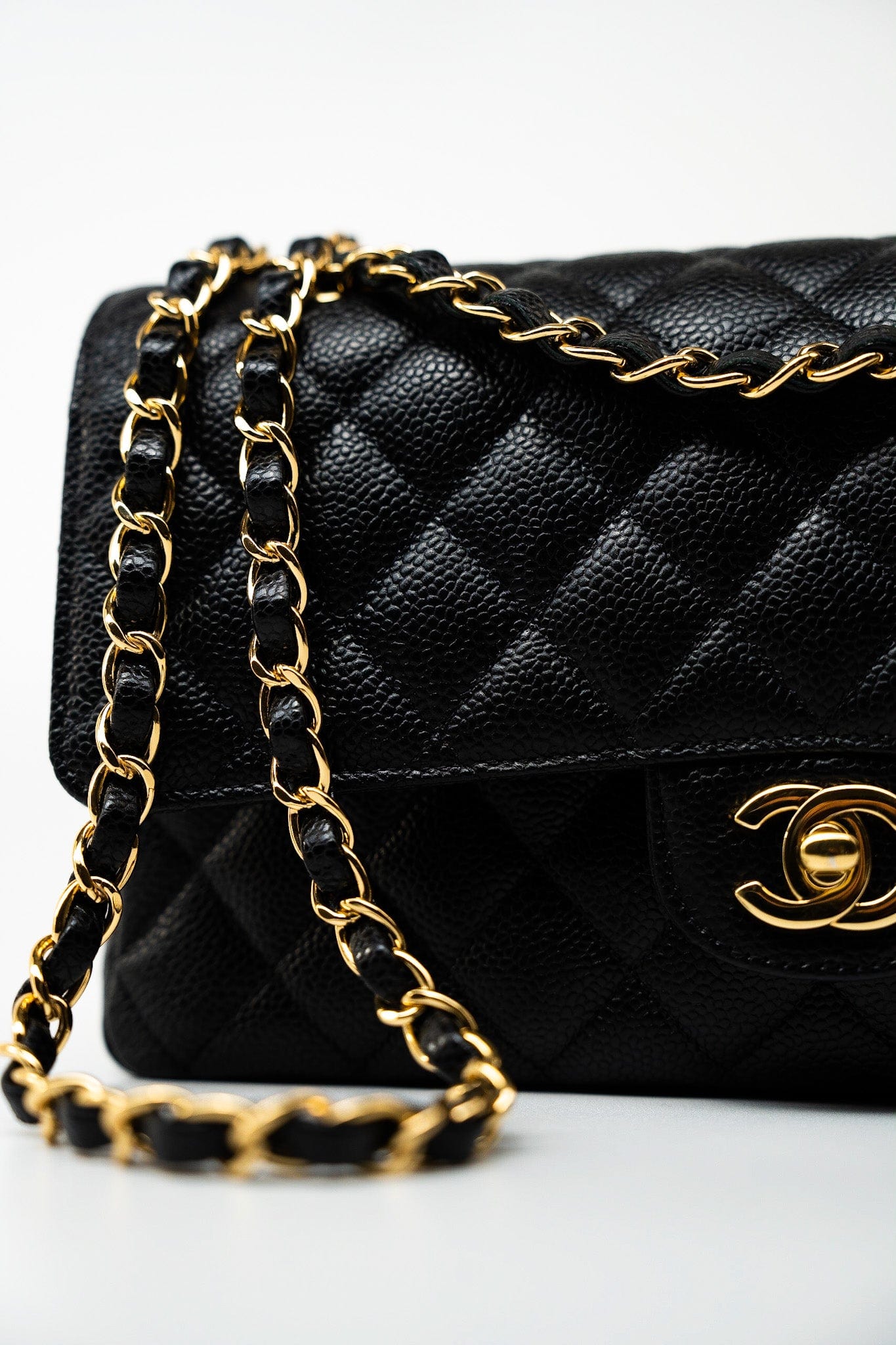 (Rev) Medium Black Caviar Quilted Classic Flap Gold Hardware