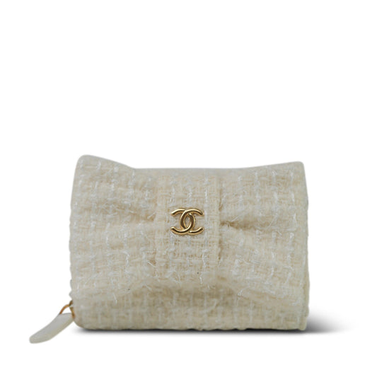 White Tweed Quilted Bow Card Holder On Chain Light Gold Hardware