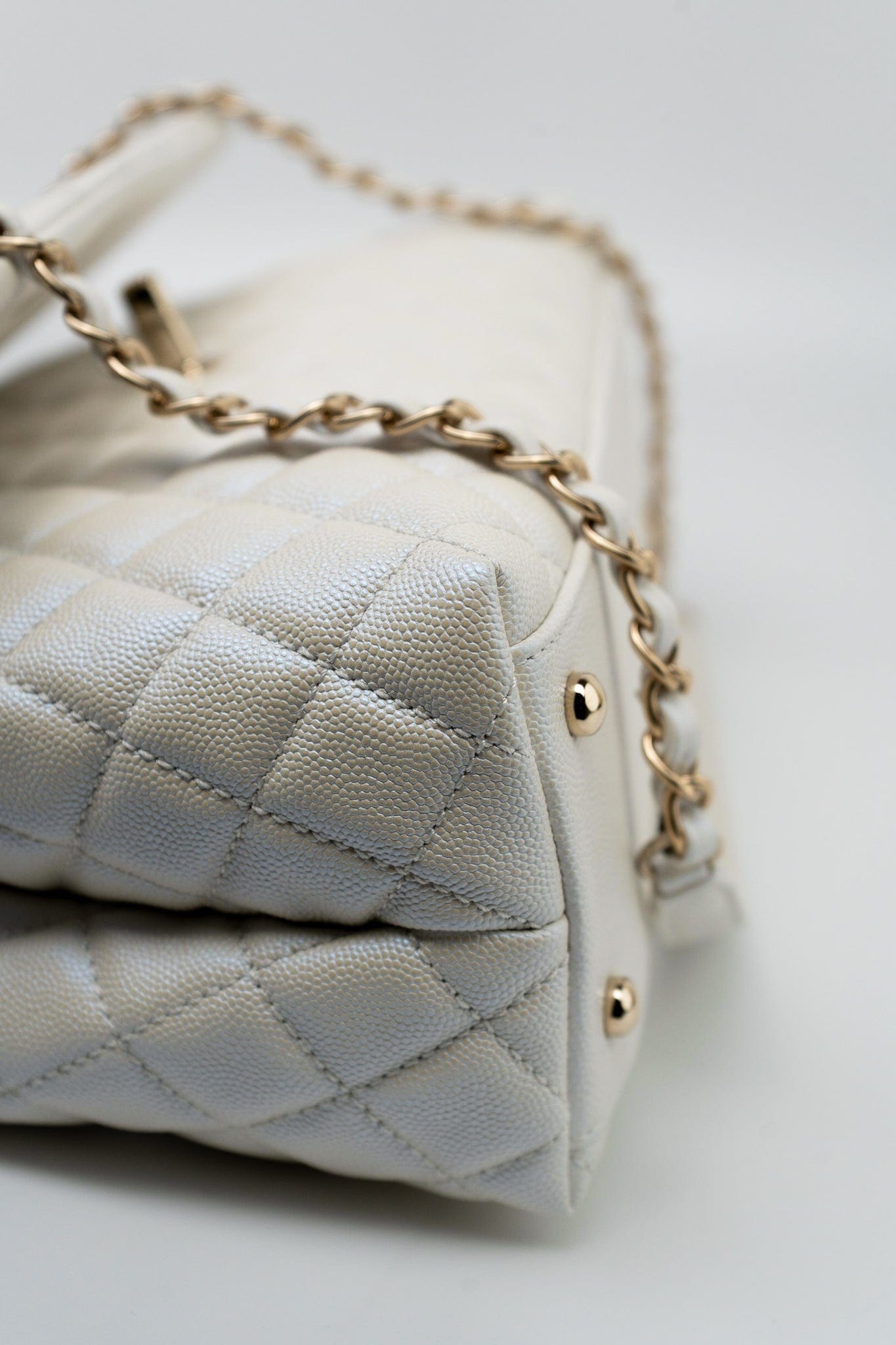 20K Iridescent White Caviar Quilted Coco Handle Medium Light Gold Hardware