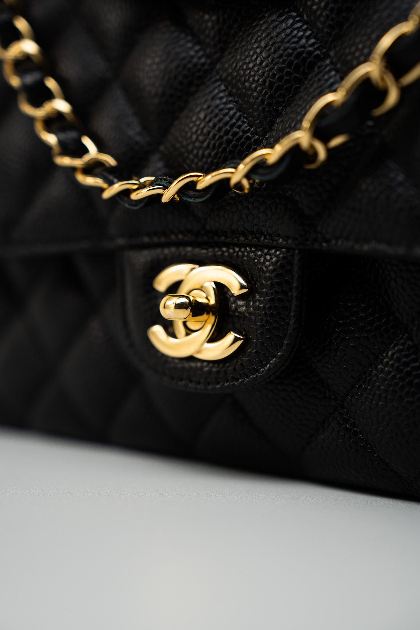 (Rev) Medium Black Caviar Quilted Classic Flap Gold Hardware