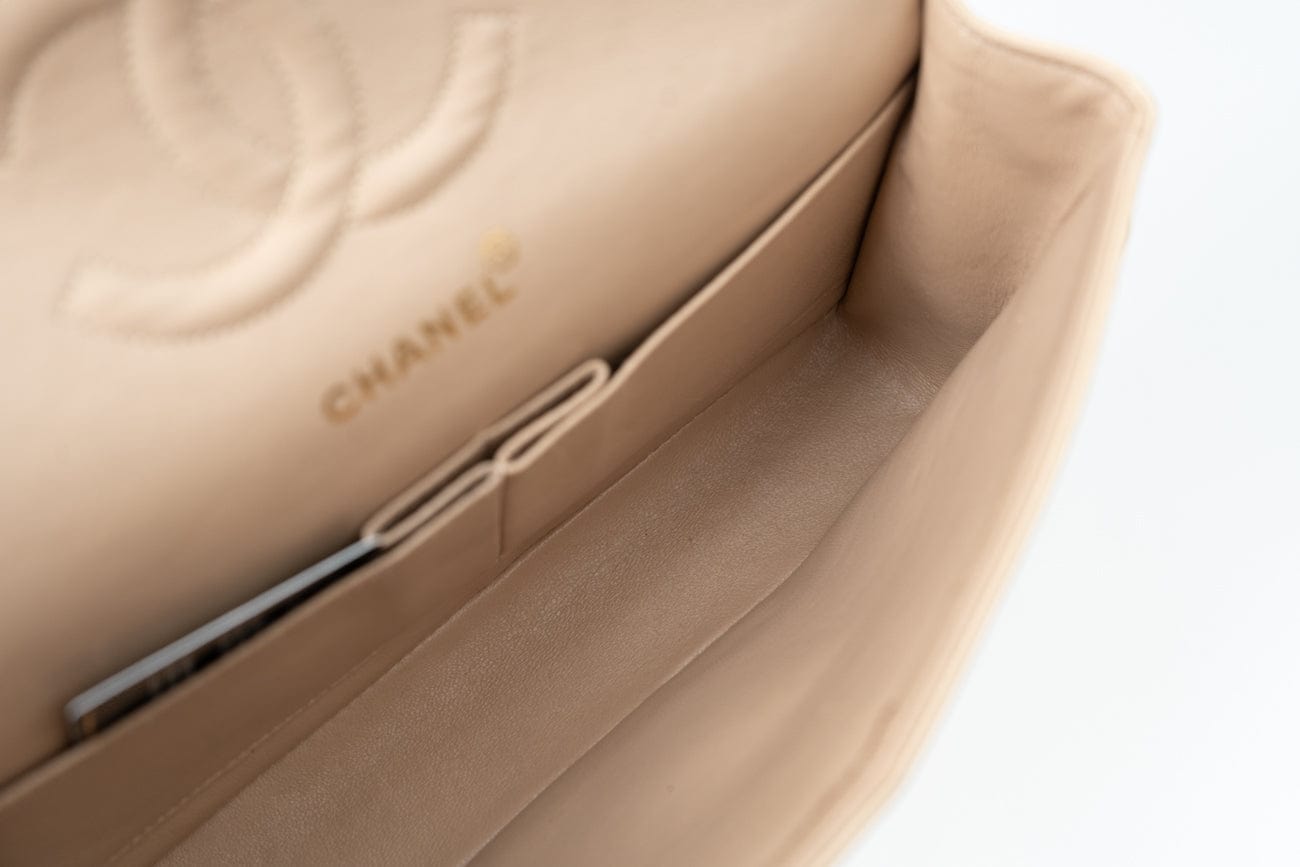 Vintage Beige Lambskin Chevron Classic Flap Medium GHW