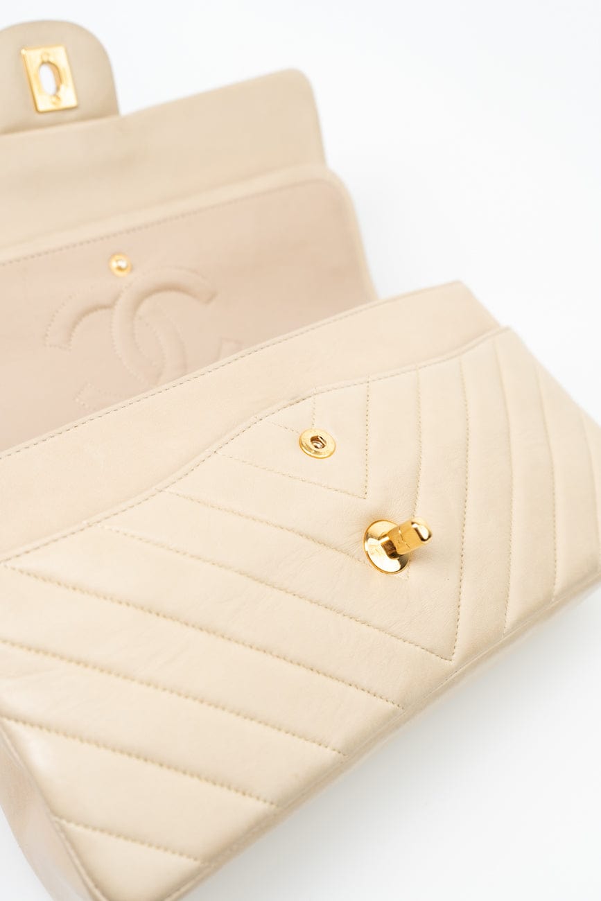 Vintage Beige Lambskin Chevron Classic Flap Medium GHW