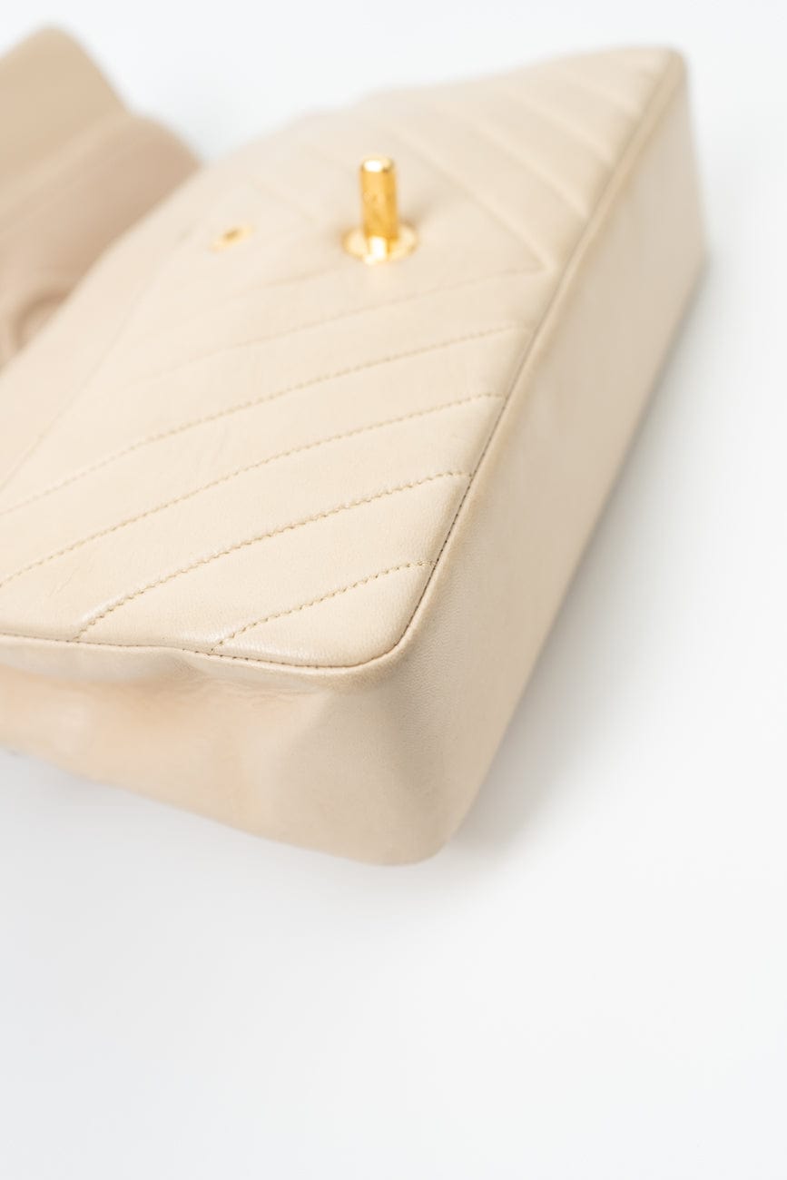 Vintage Beige Lambskin Chevron Classic Flap Medium GHW
