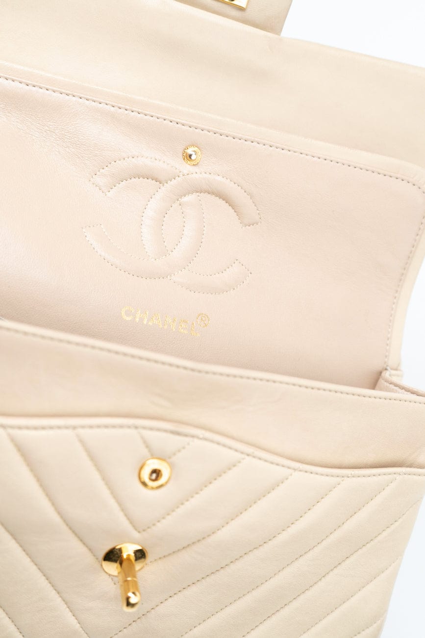 Vintage Beige Lambskin Chevron Classic Flap Medium GHW