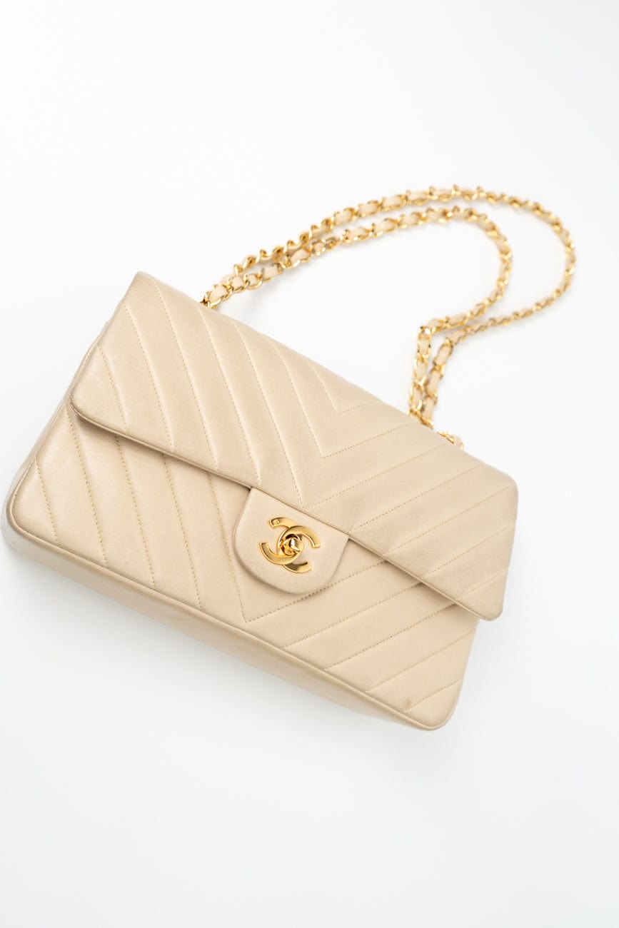 Vintage Beige Lambskin Chevron Classic Flap Medium GHW