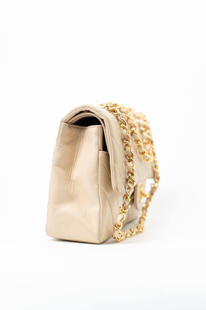 Vintage Beige Lambskin Chevron Classic Flap Medium GHW
